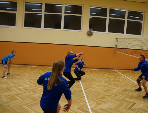 Eifrige Volleyballer bereiten sich auf das Turnier vor